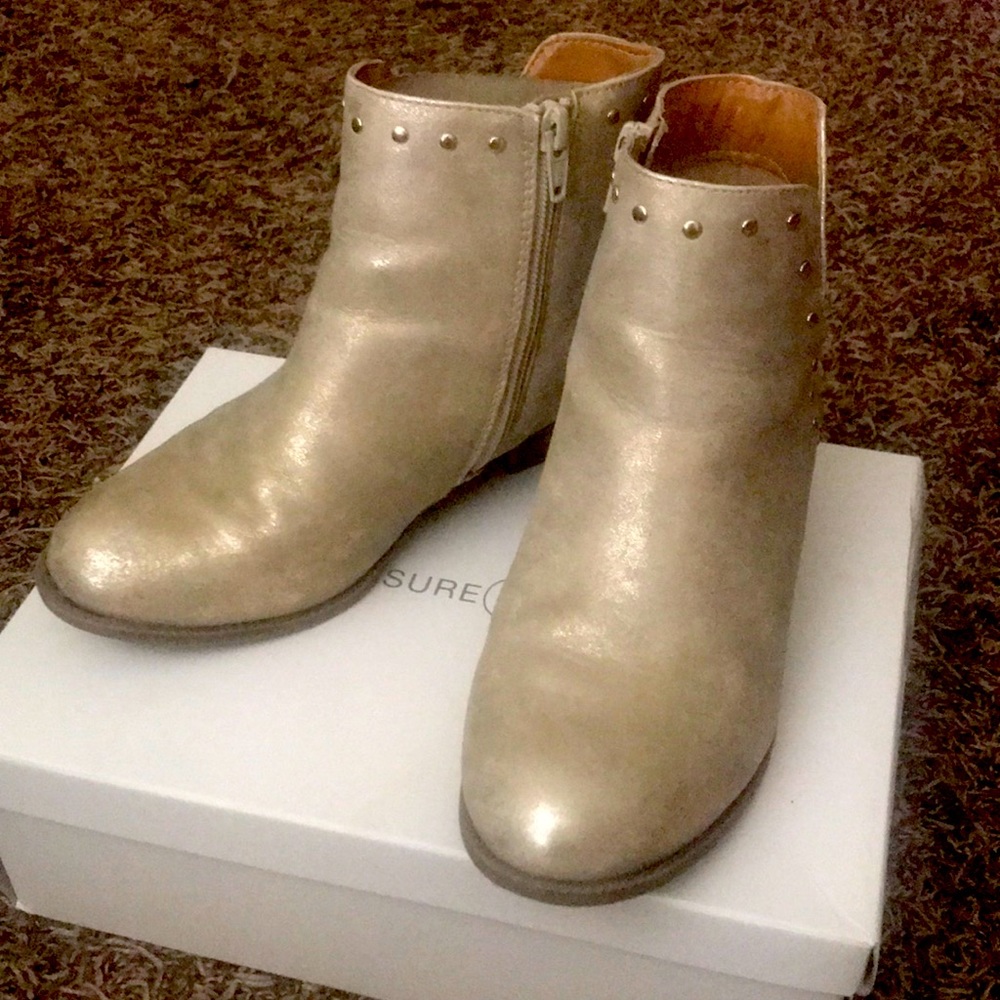 Treasure & Bond barely worn, size girls 5 , gold zip up booties.